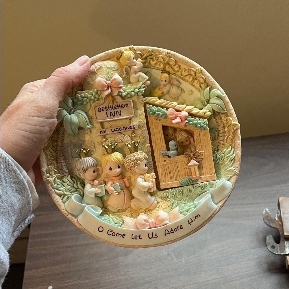 Nativity Scene Decorative Plate - Picture 4 of 4